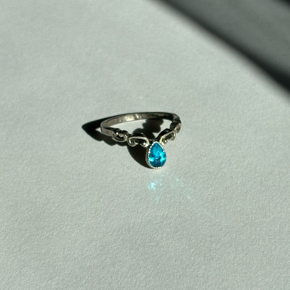 Pretty blue teardrop ring